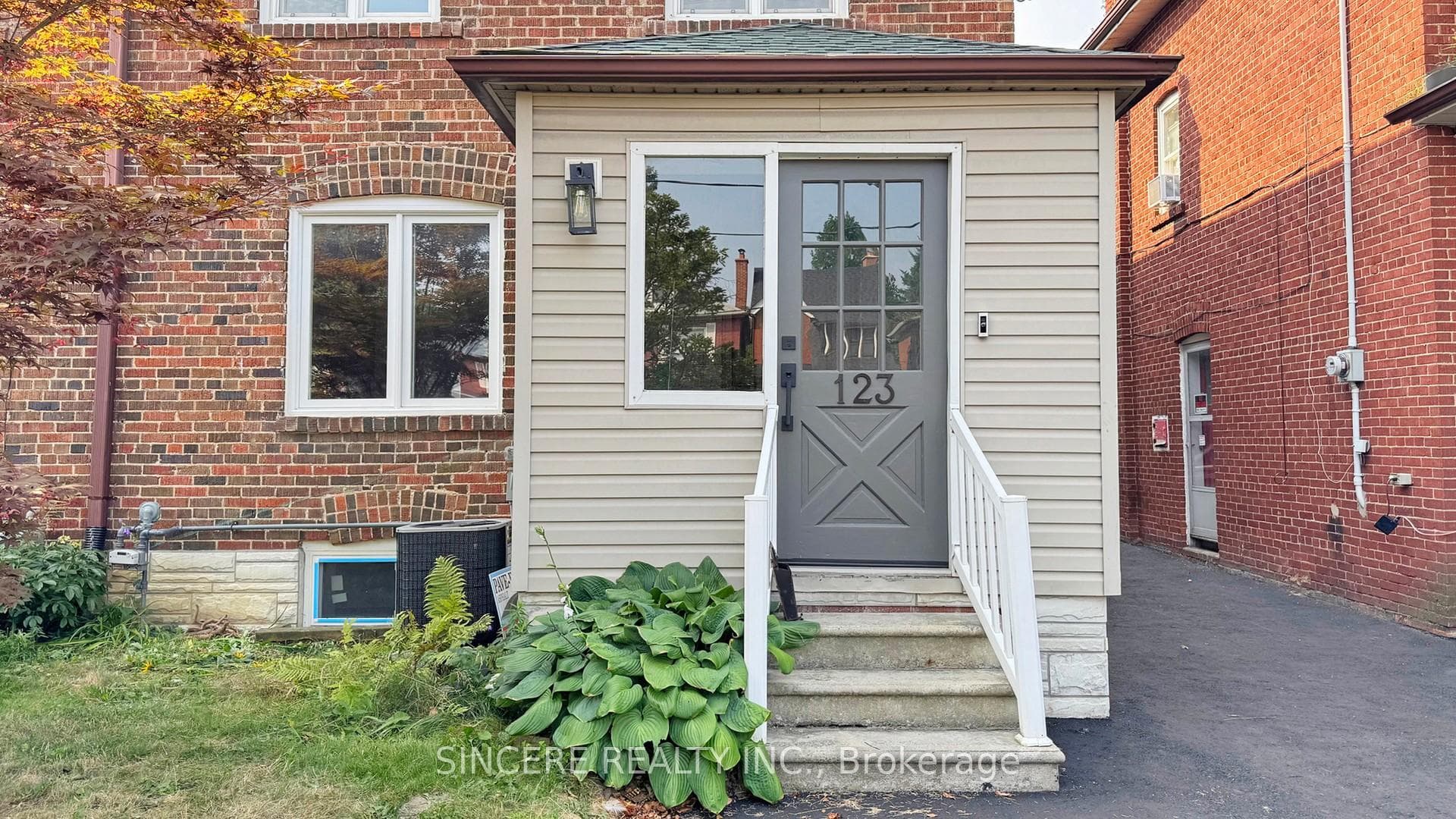 123 Lawrence Avenue photo 4