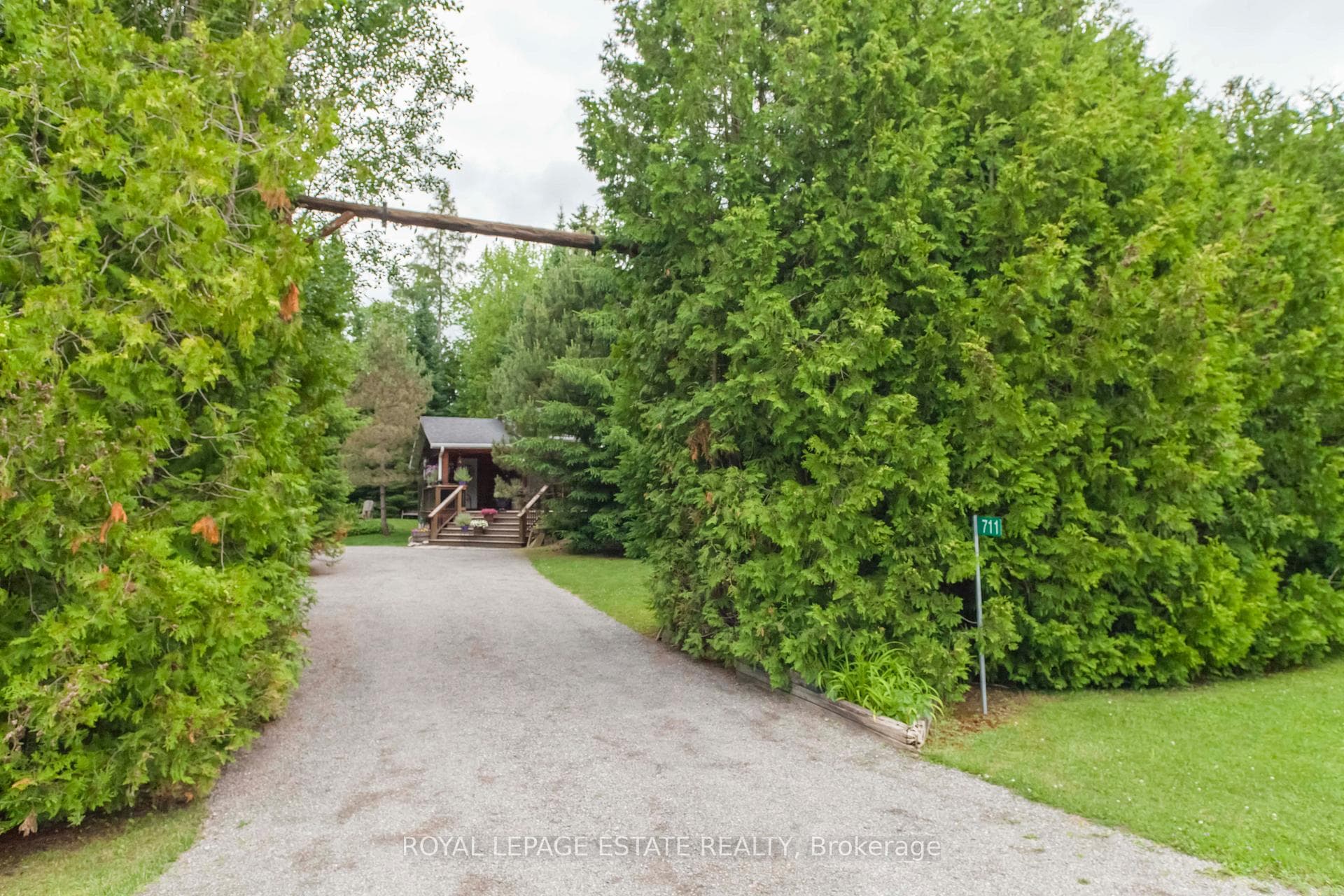 711 Oxford Crescent photo 2