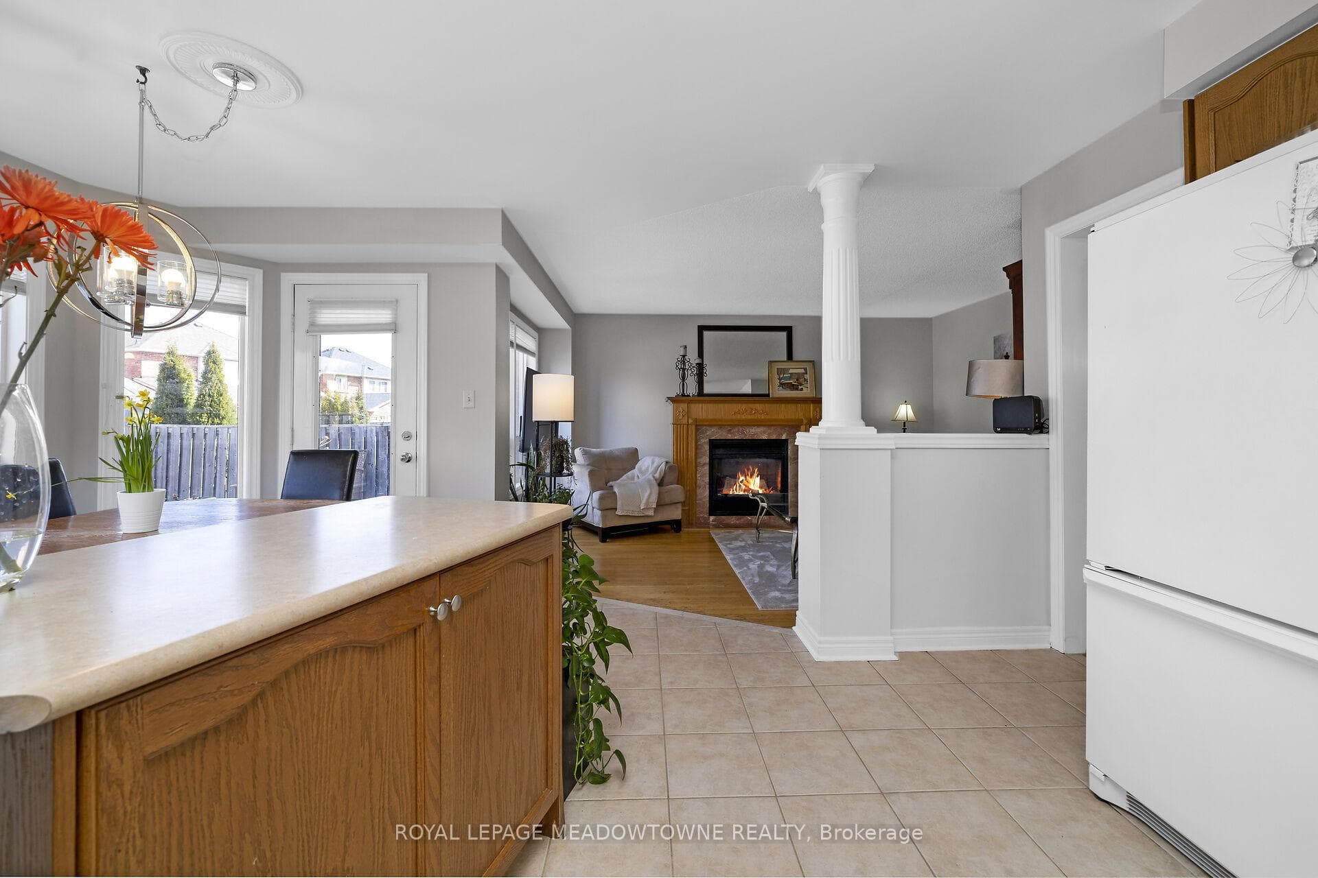 347 Ellwood Dr W Open Concept Family Room