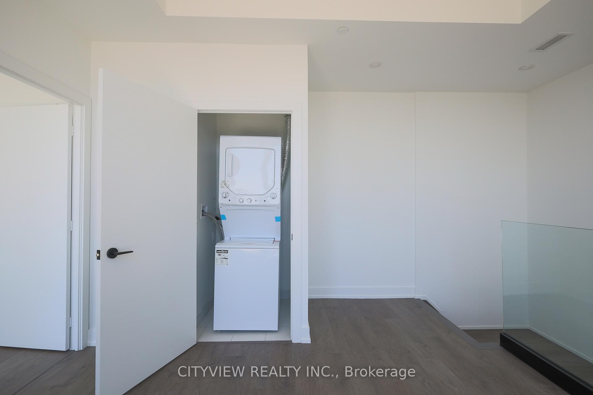 270 Dufferin Street Unit PH5 photo 27