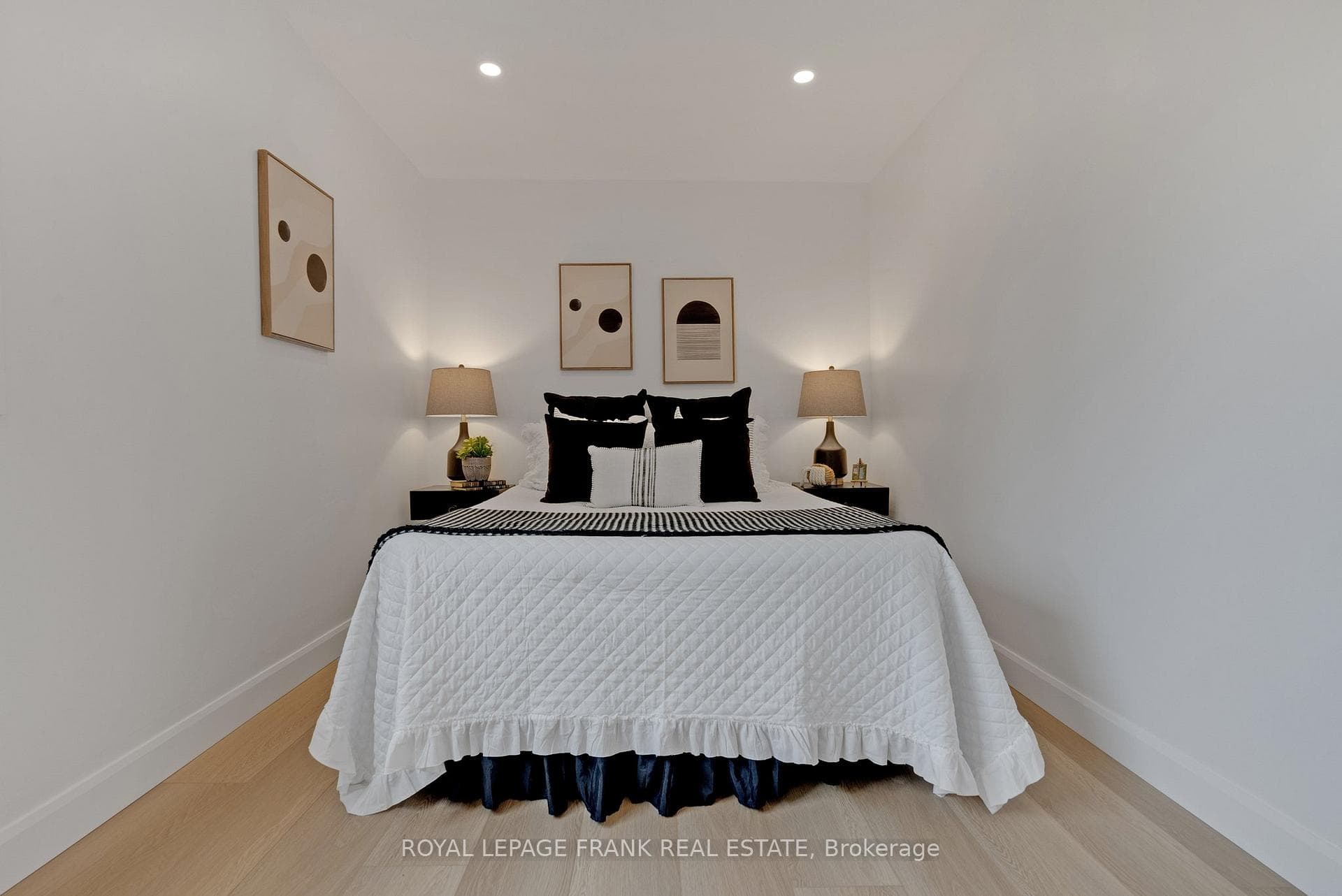 2040 Bloor Street photo 29