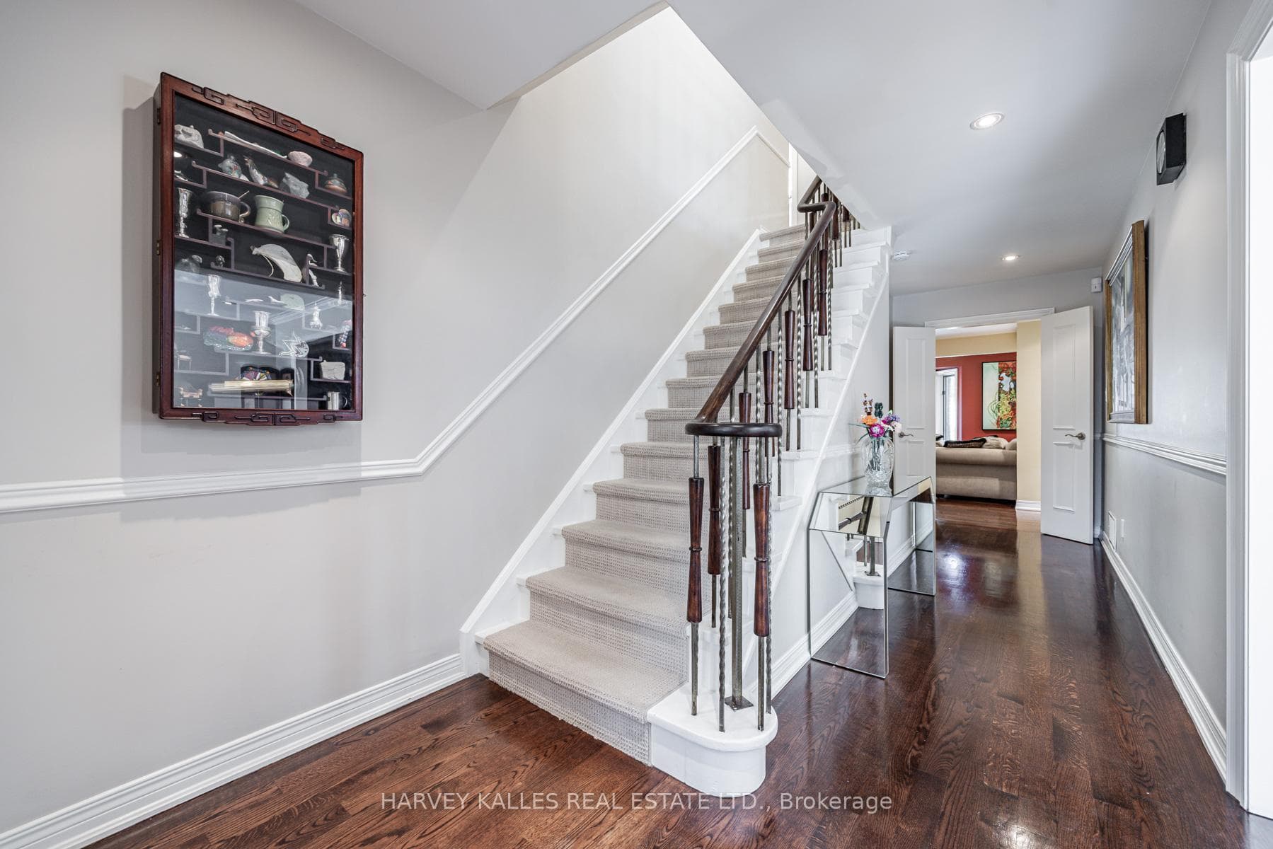 30 Denlow Boulevard photo 4