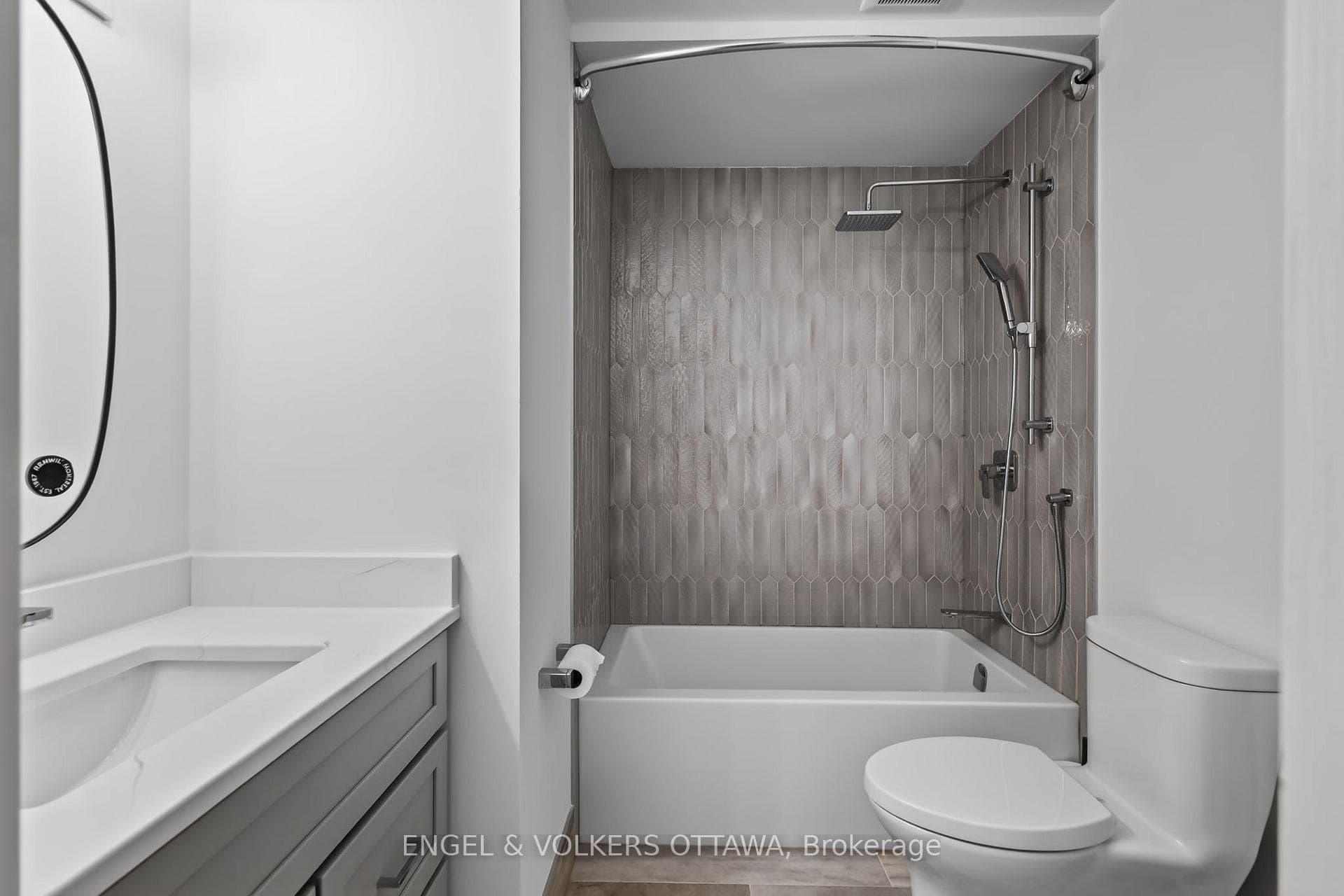 104 Manhattan Crescent photo 14