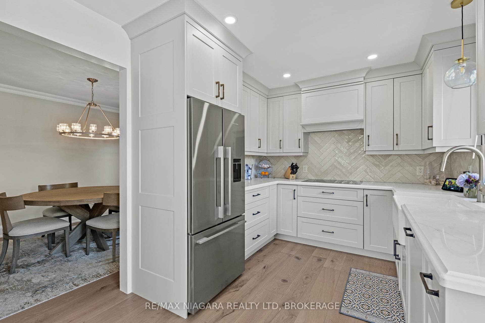 611 Victoria Street photo 20