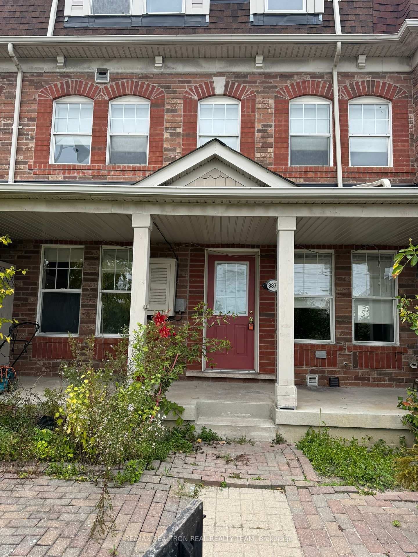 8874 Sheppard Avenue photo 1
