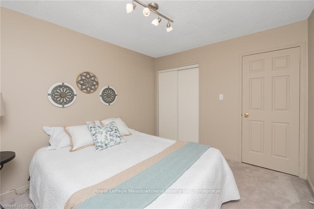 11 FENFLOWER Court photo 26