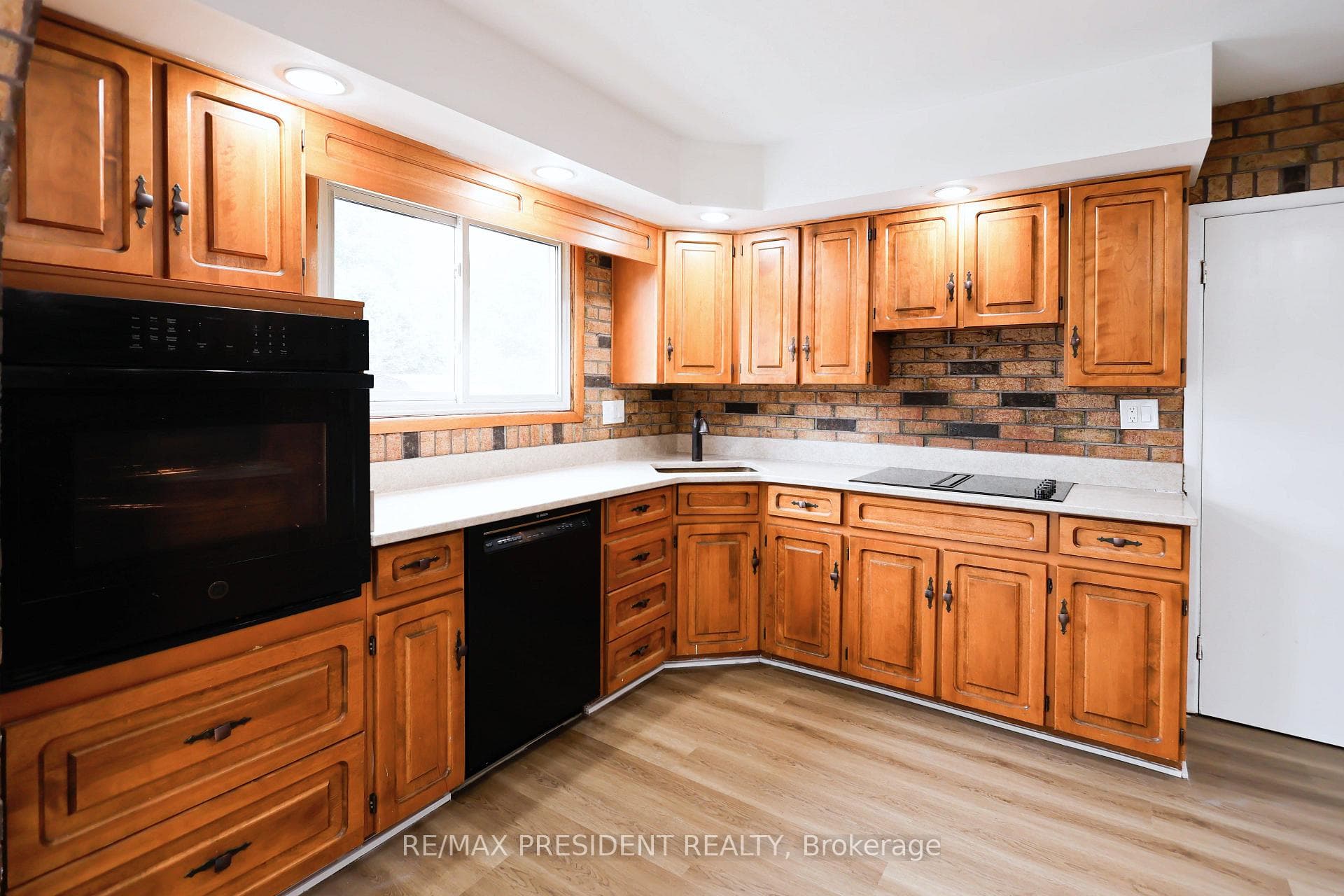 1256 Victoria Drive photo 3