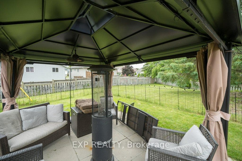 74 Kerr Crescent photo 36