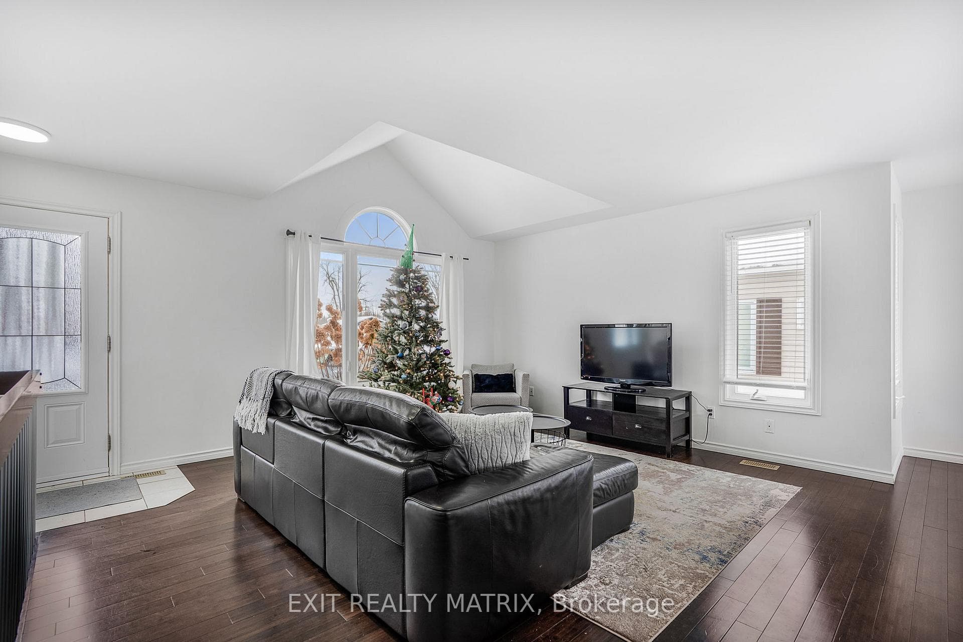 156 Longueuil Street photo 5