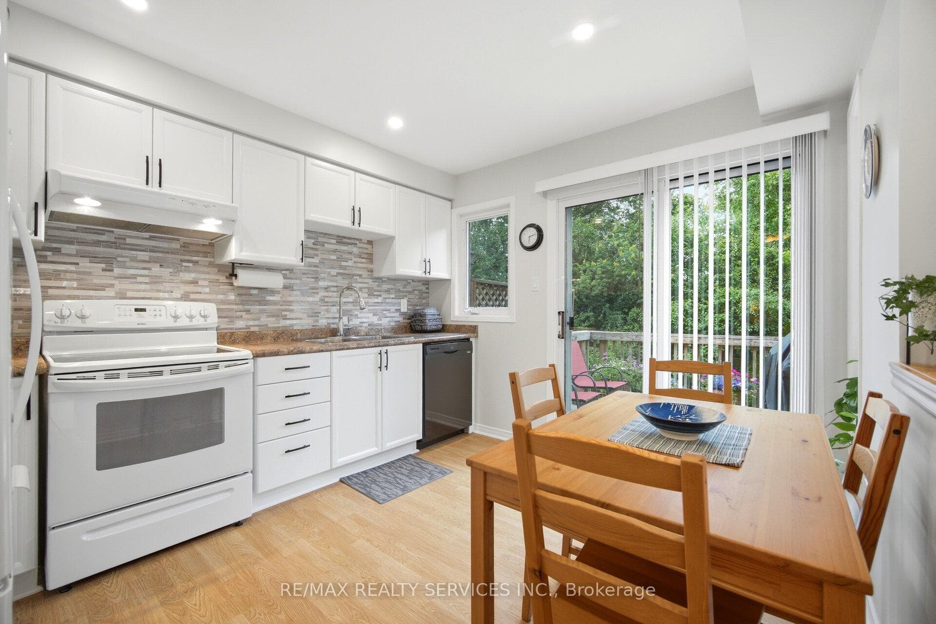 38 Furrows End photo 15