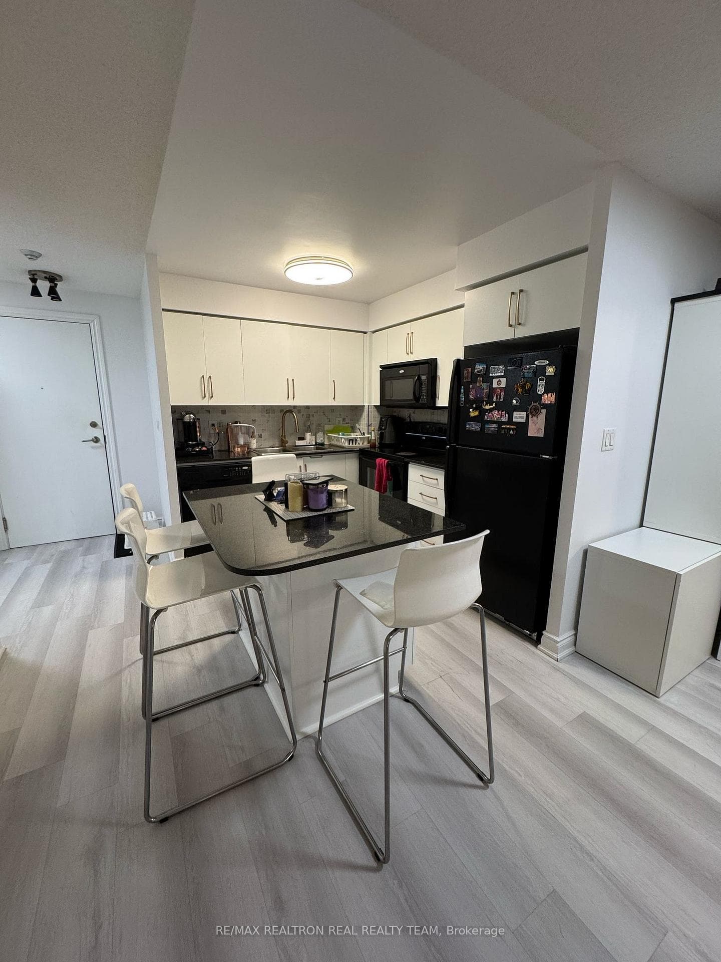310 Burnhamthorpe Road Unit 1810 photo 1