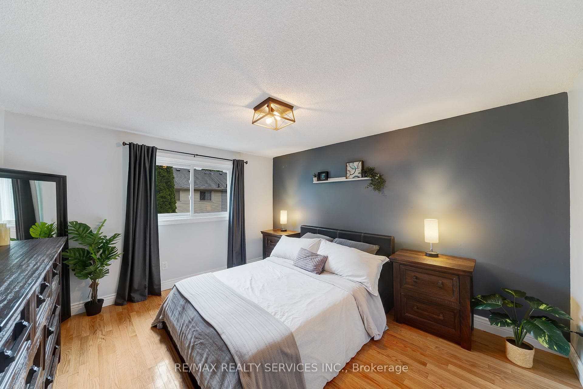 45 Courtleigh Square photo 16