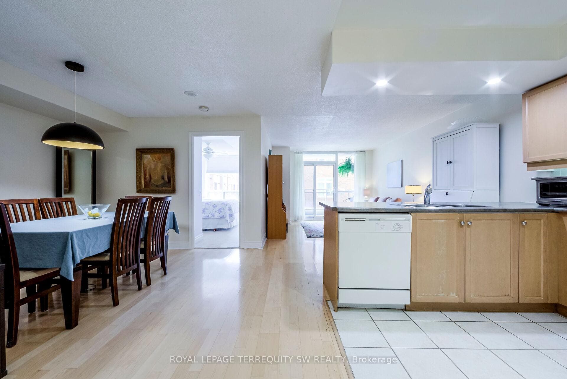 123 Eglinton Avenue Unit 206 photo 3