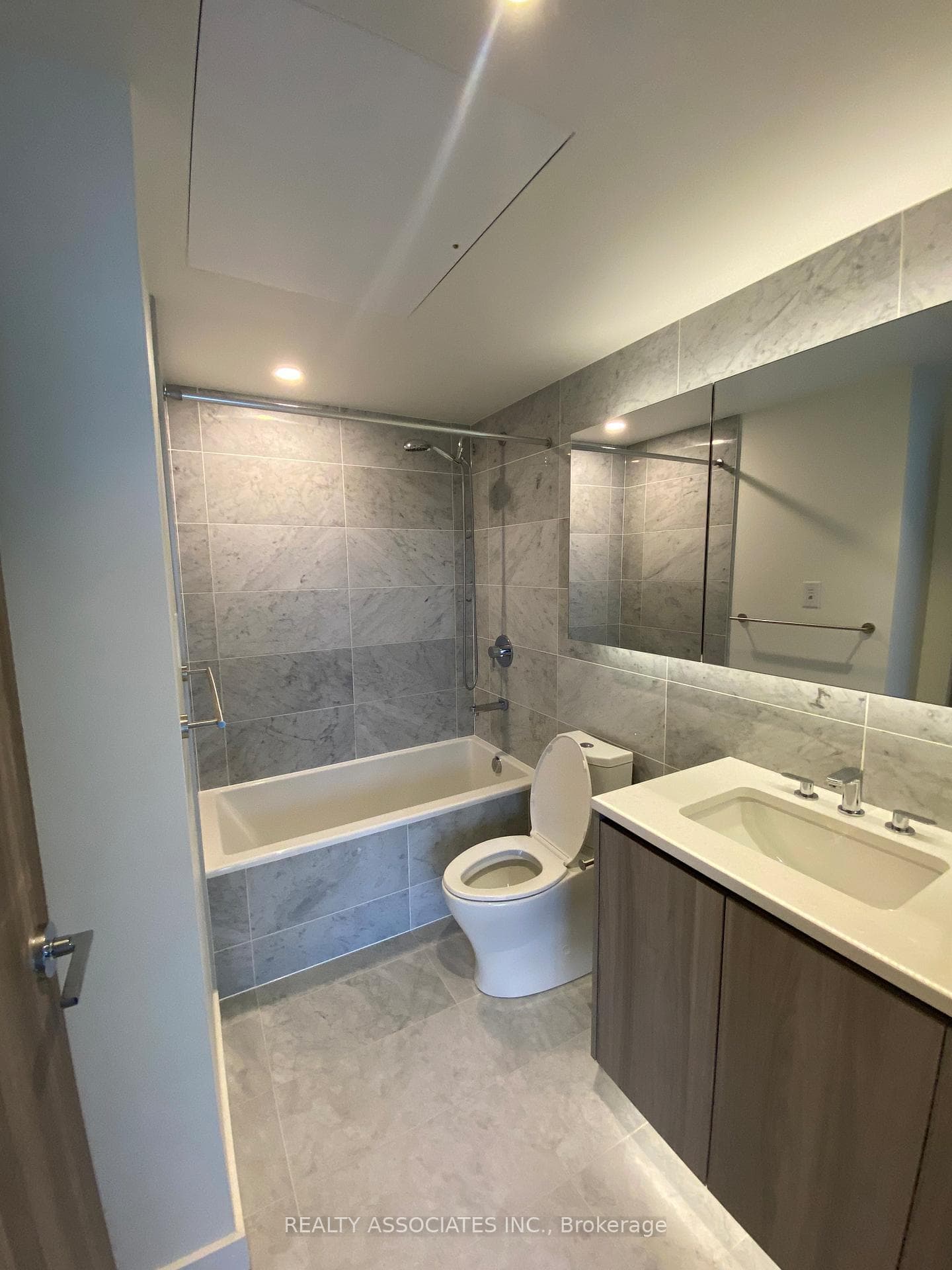 95 McMahon Drive Unit 1209 photo 18