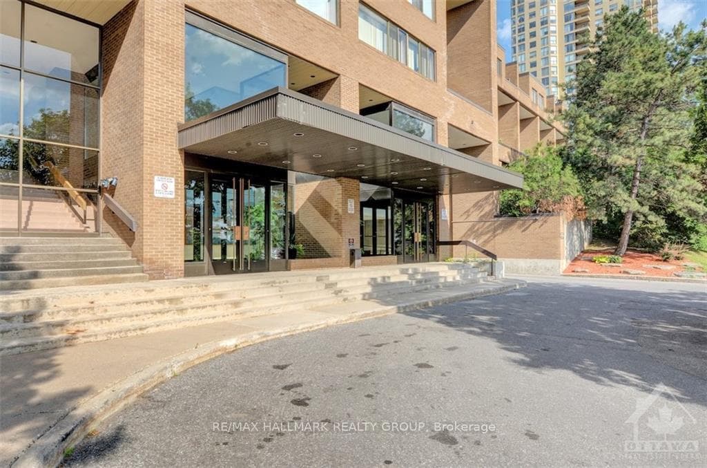 515 ST LAURENT Boulevard Unit 2508 photo 2