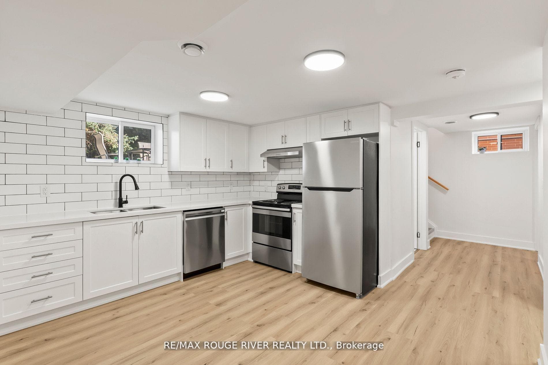 745 Glengrove Street photo 11