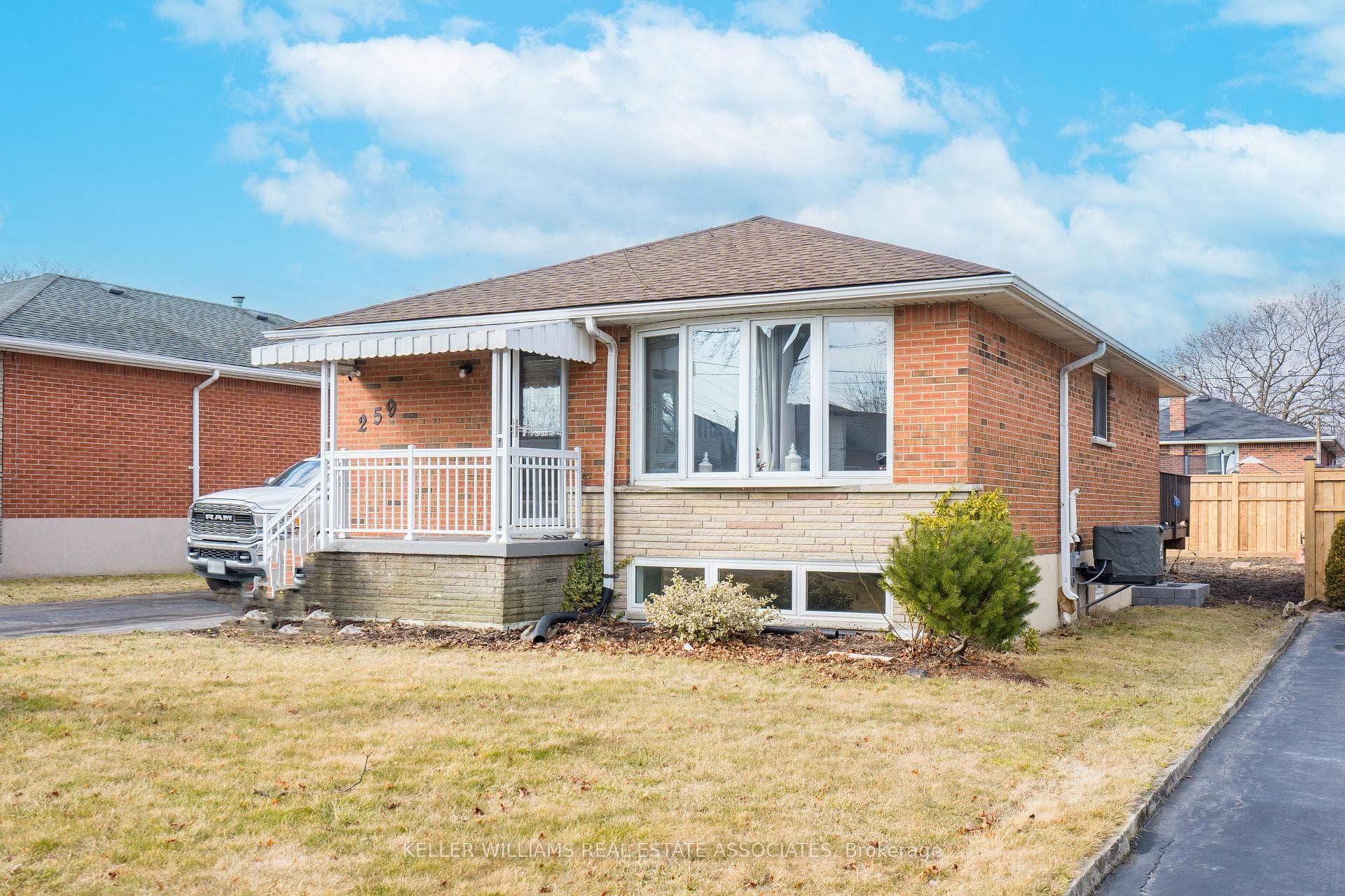 259 Fernwood Crescent Unit Lower photo 1