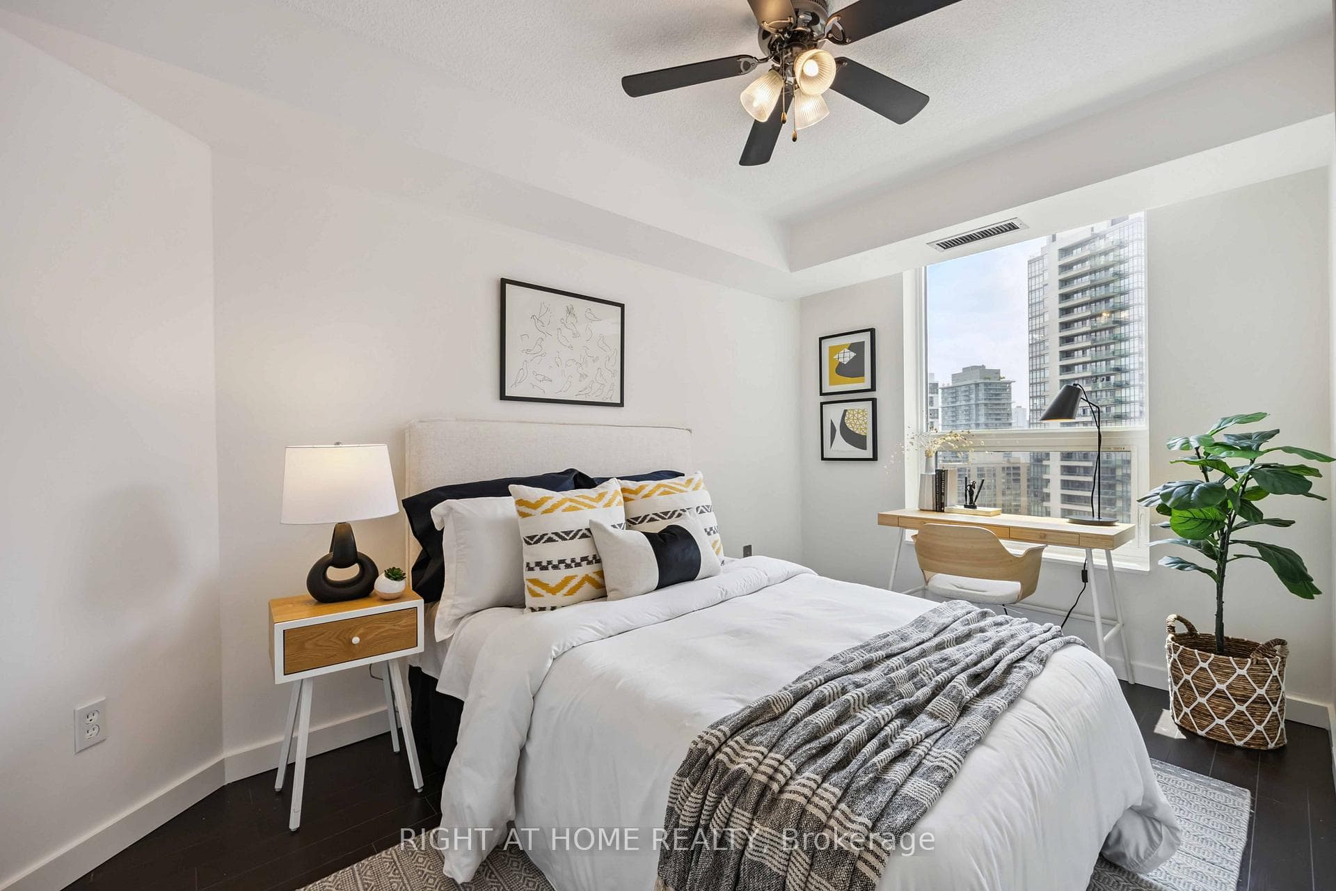 77 Maitland Place Unit 1906 photo 16