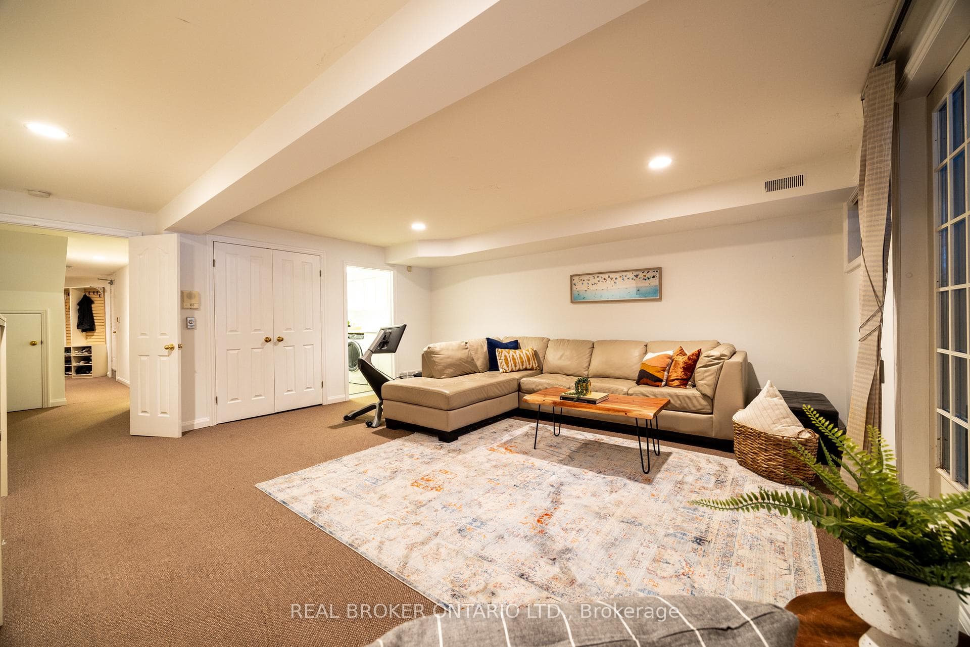 258 Douglas Avenue photo 24