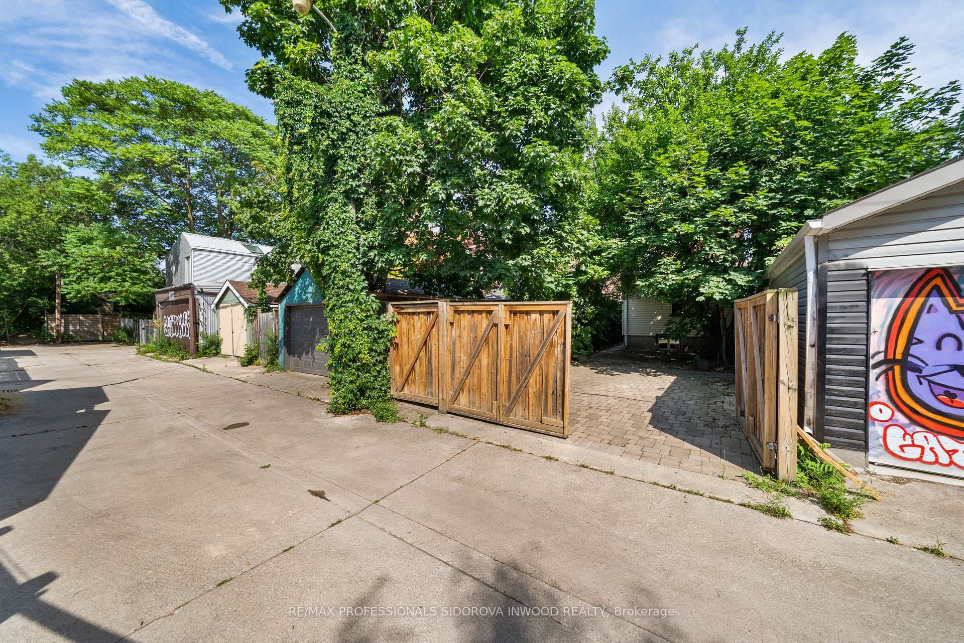 44 Golden Avenue photo 41