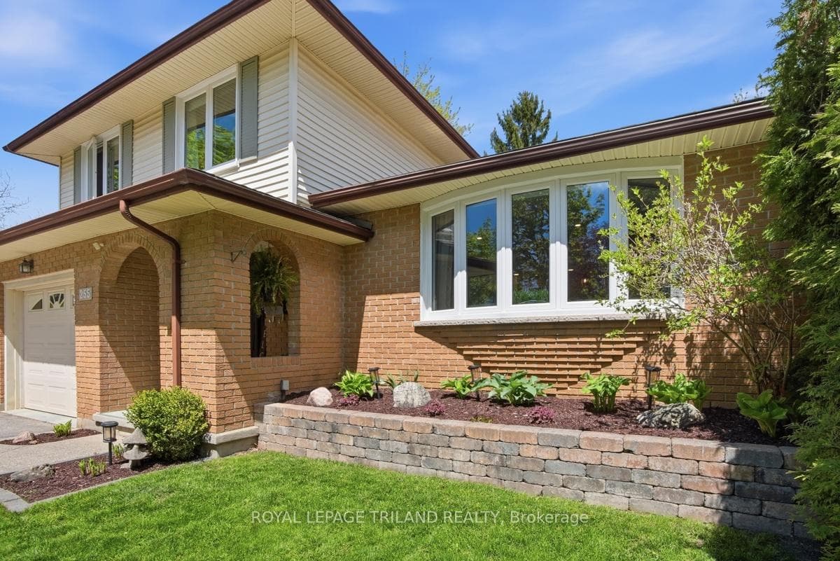 255 Highview Crescent photo 3