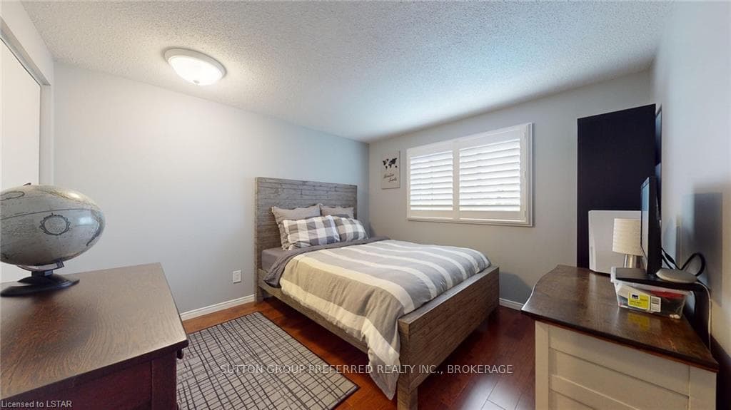 327 CANTERBURY Place photo 32