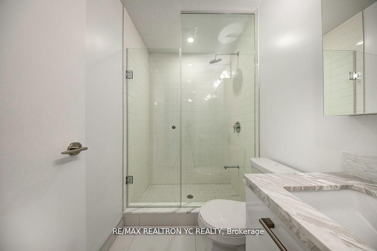 2221 Yonge Street Unit 1010 photo 5