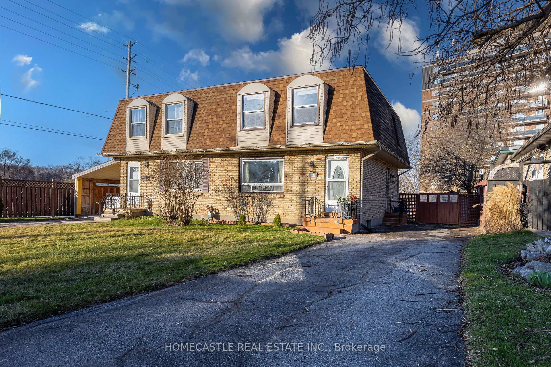 997 Eagle Crescent photo 1