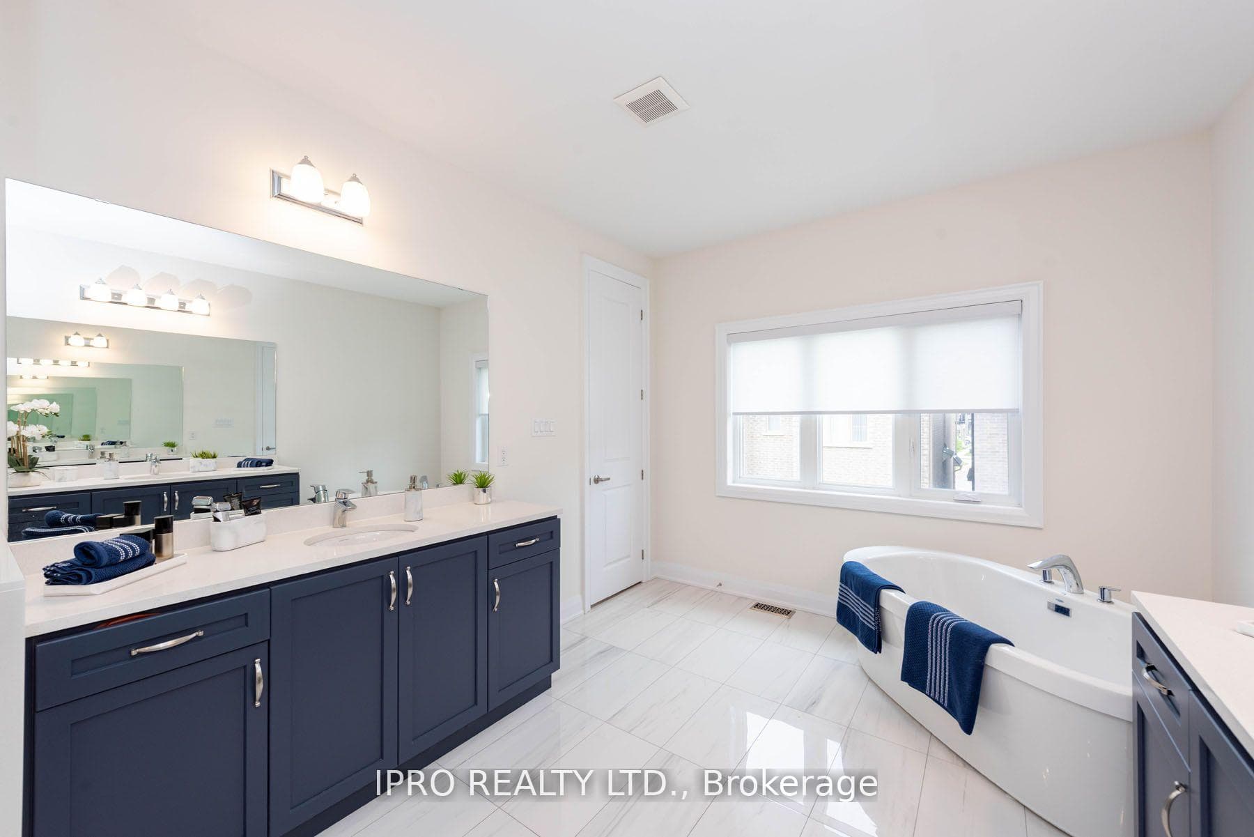 2437 Irene Crescent photo 34