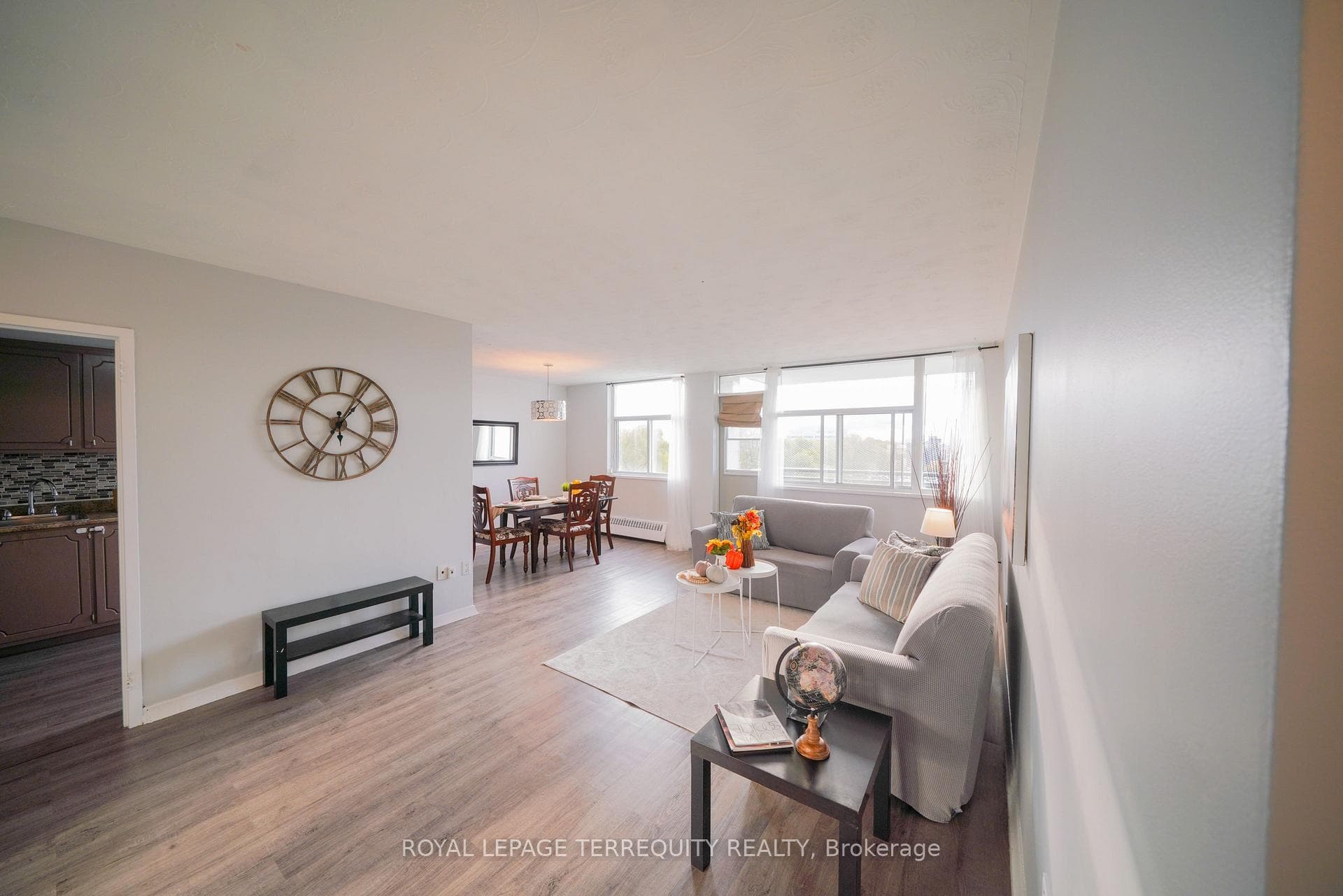 2245 Eglinton Avenue Unit 807 photo 3