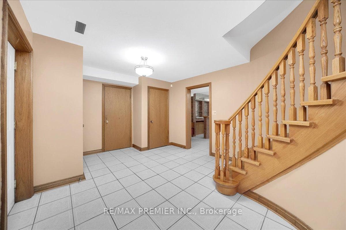 100 Hallsport Crescent photo 33