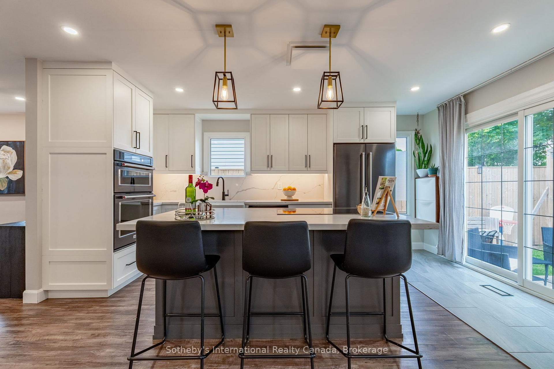 Centre island with seating & built-in cooktop.