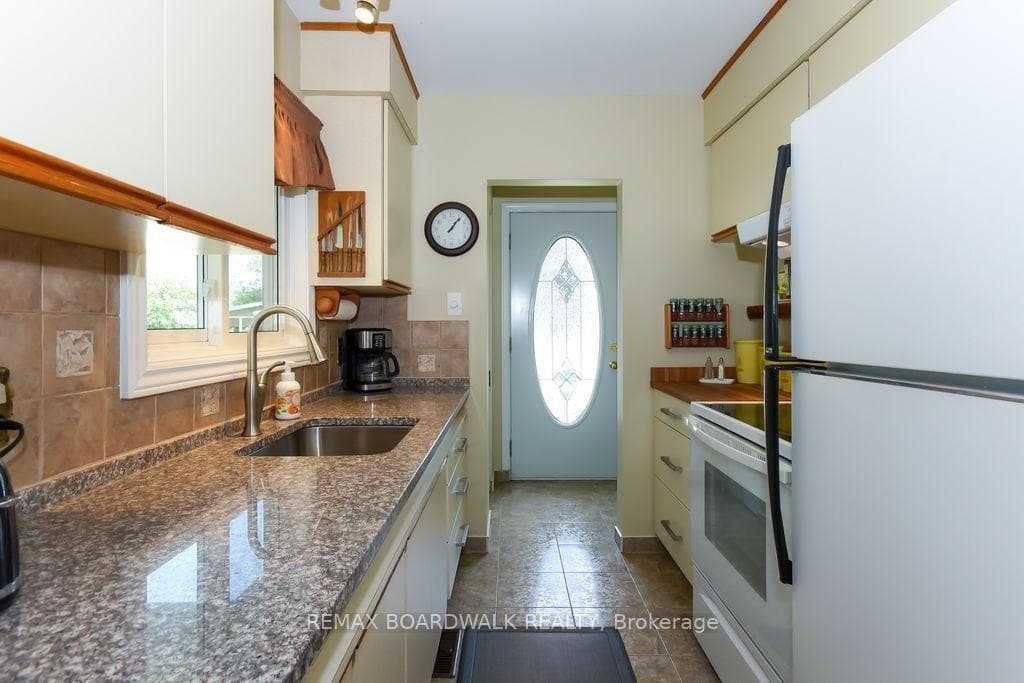 1392 Chartrand Avenue photo 9