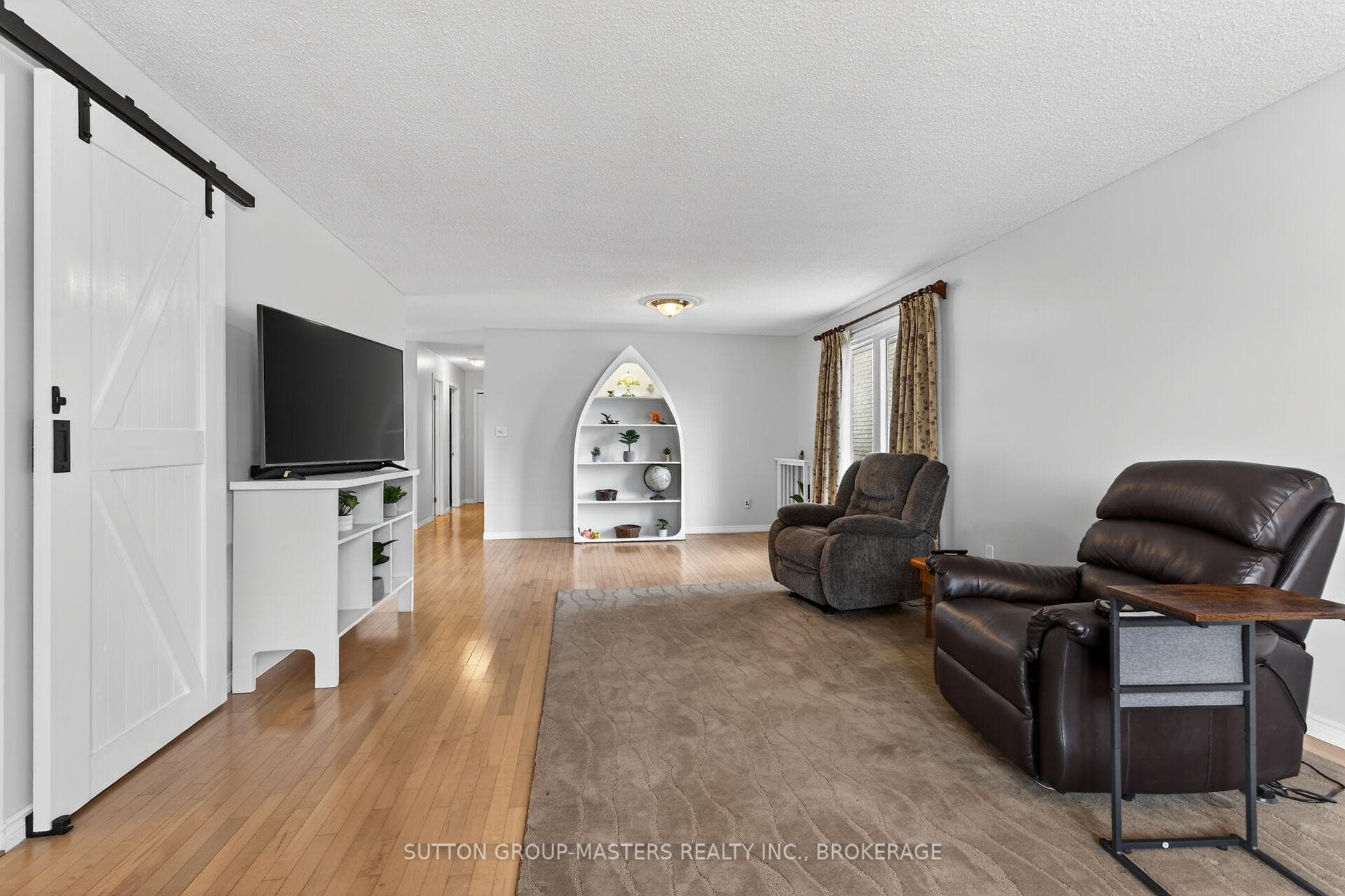 1080 Palmerston Crescent photo 9