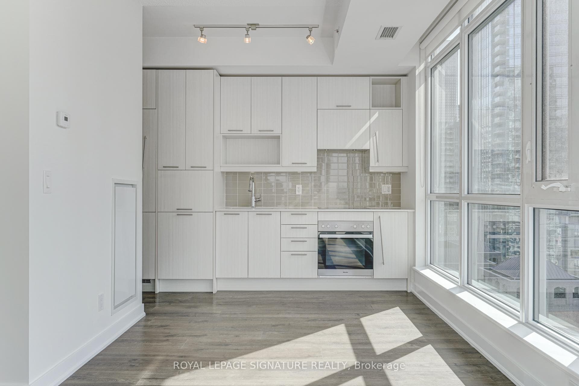 199 Richmond Street Unit 2007 photo 17
