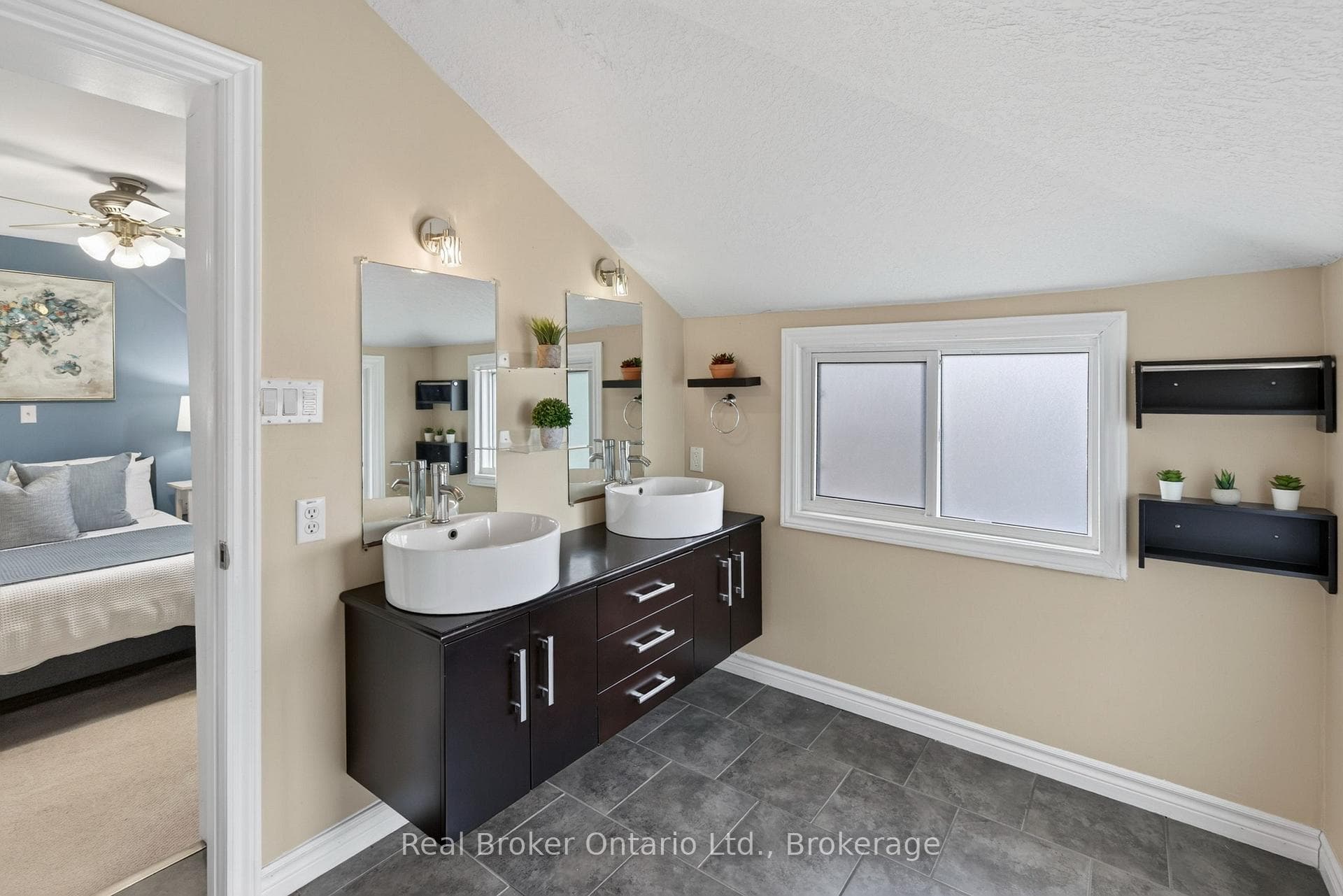 2 Herlan Avenue photo 24