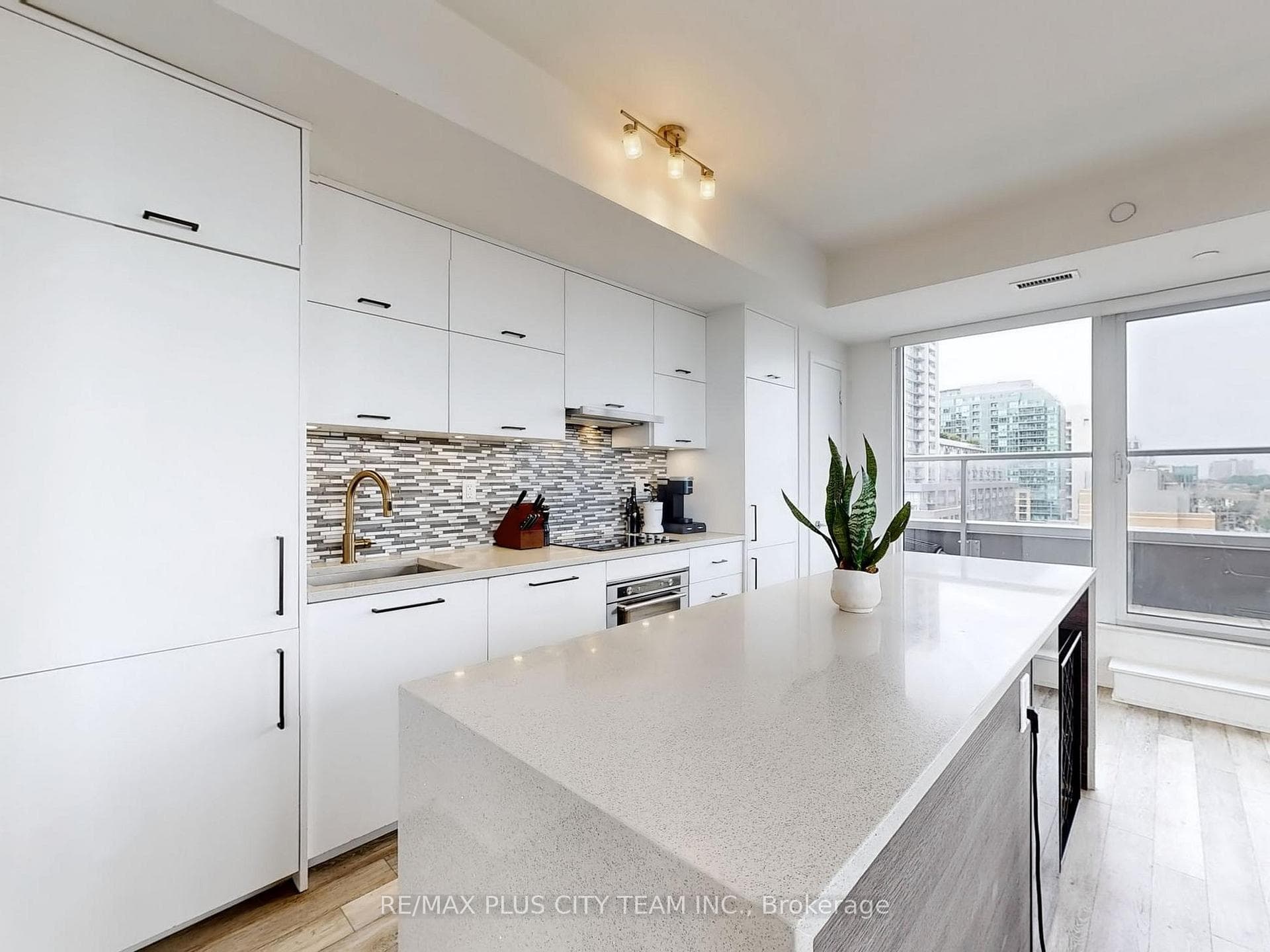106 Dovercourt Road Unit 807 photo 12