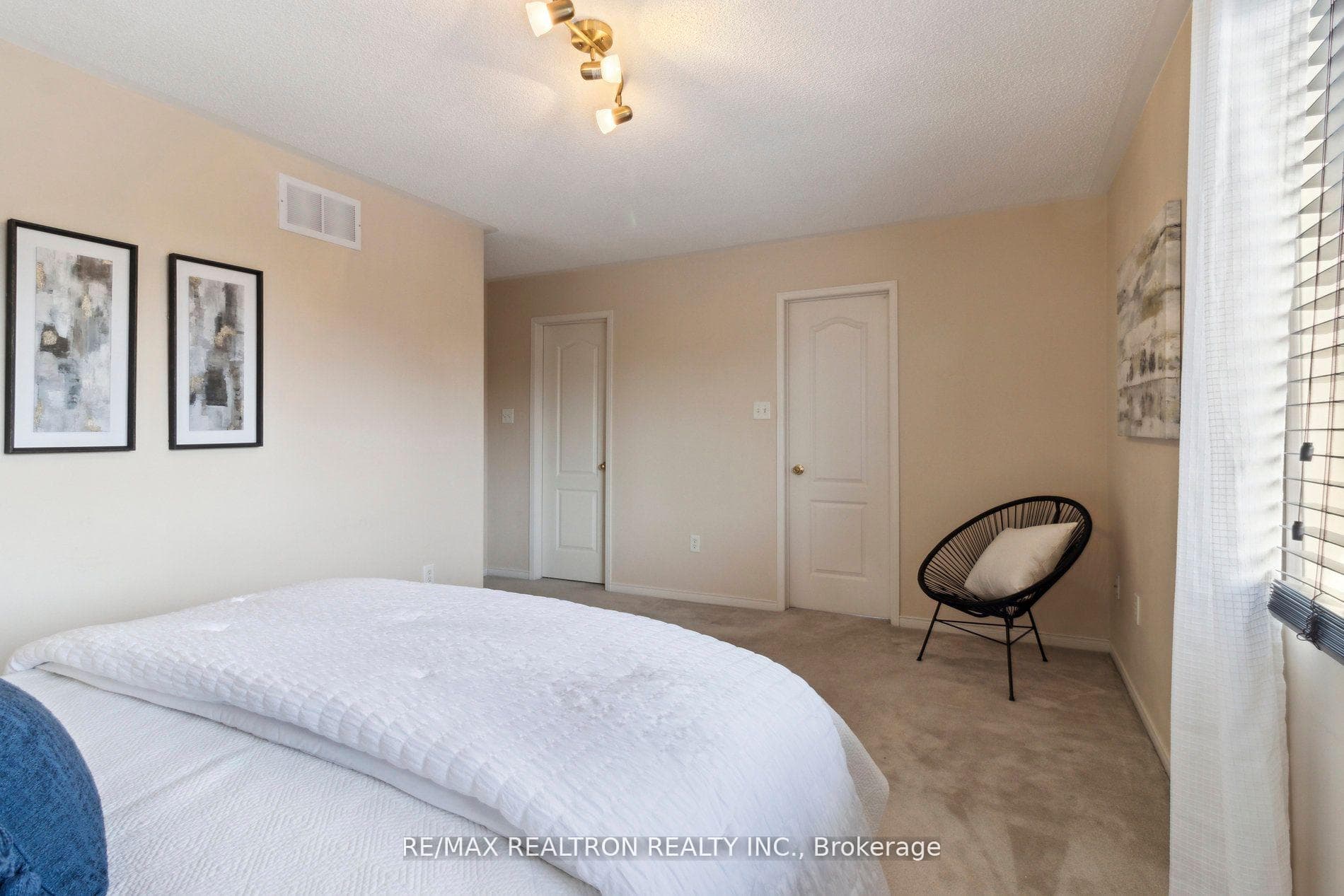 84 Desert View Crescent photo 33