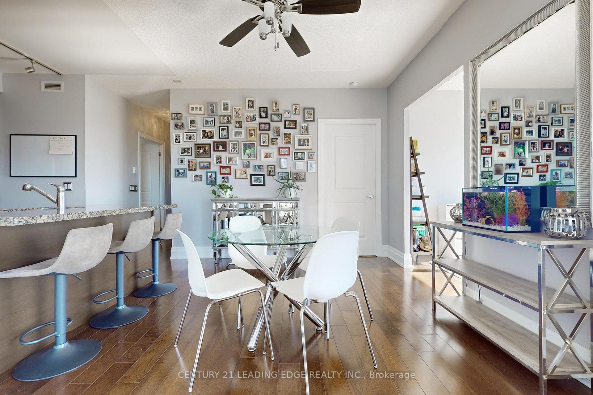 Dining Room & Breakfast Bar