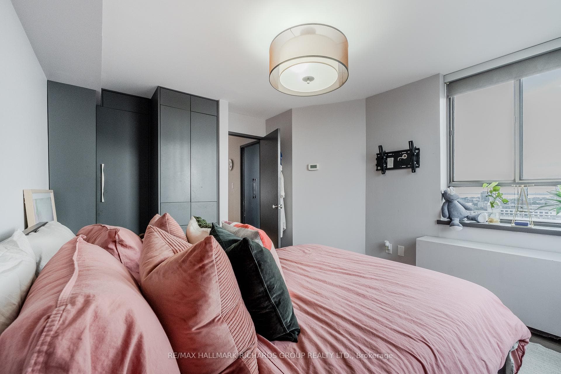 270 Queens Quay Unit 2805 photo 10