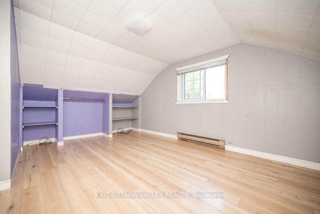 30 ALDER Crescent photo 8