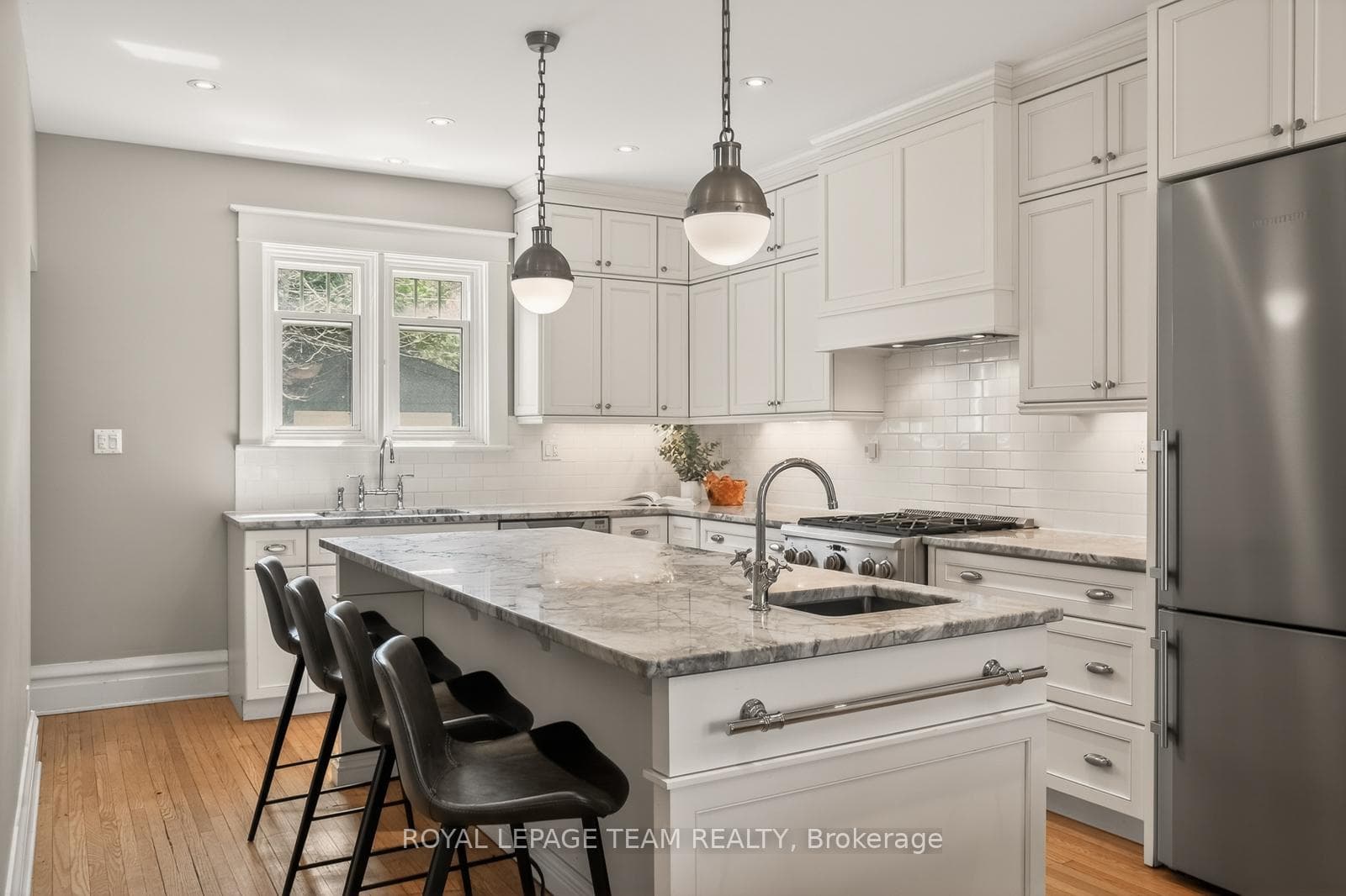 318 CLEMOW Avenue photo 9