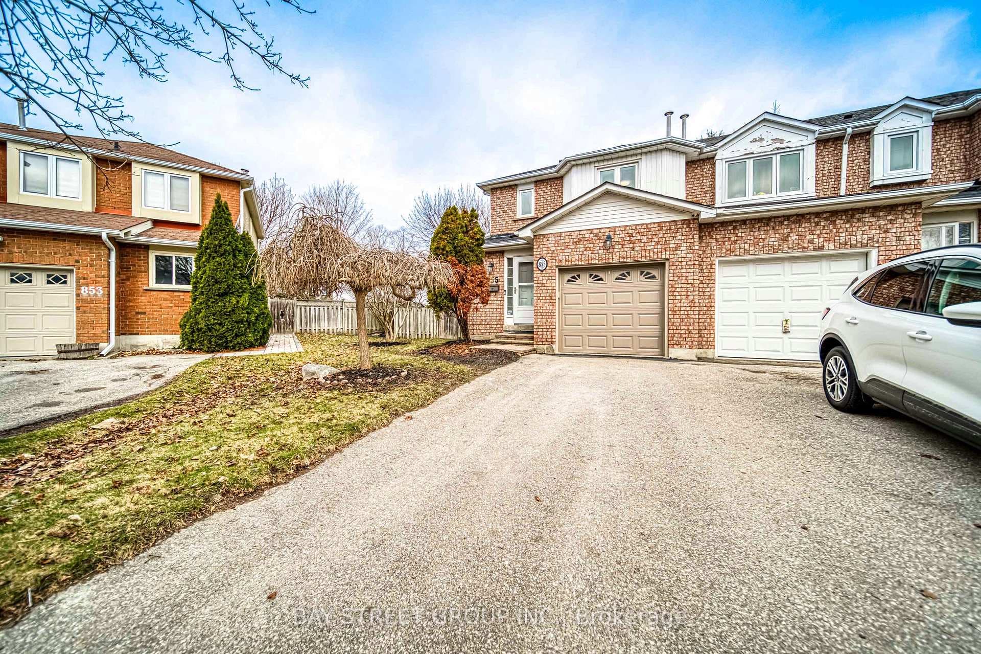 855 Clancey Crescent photo 2