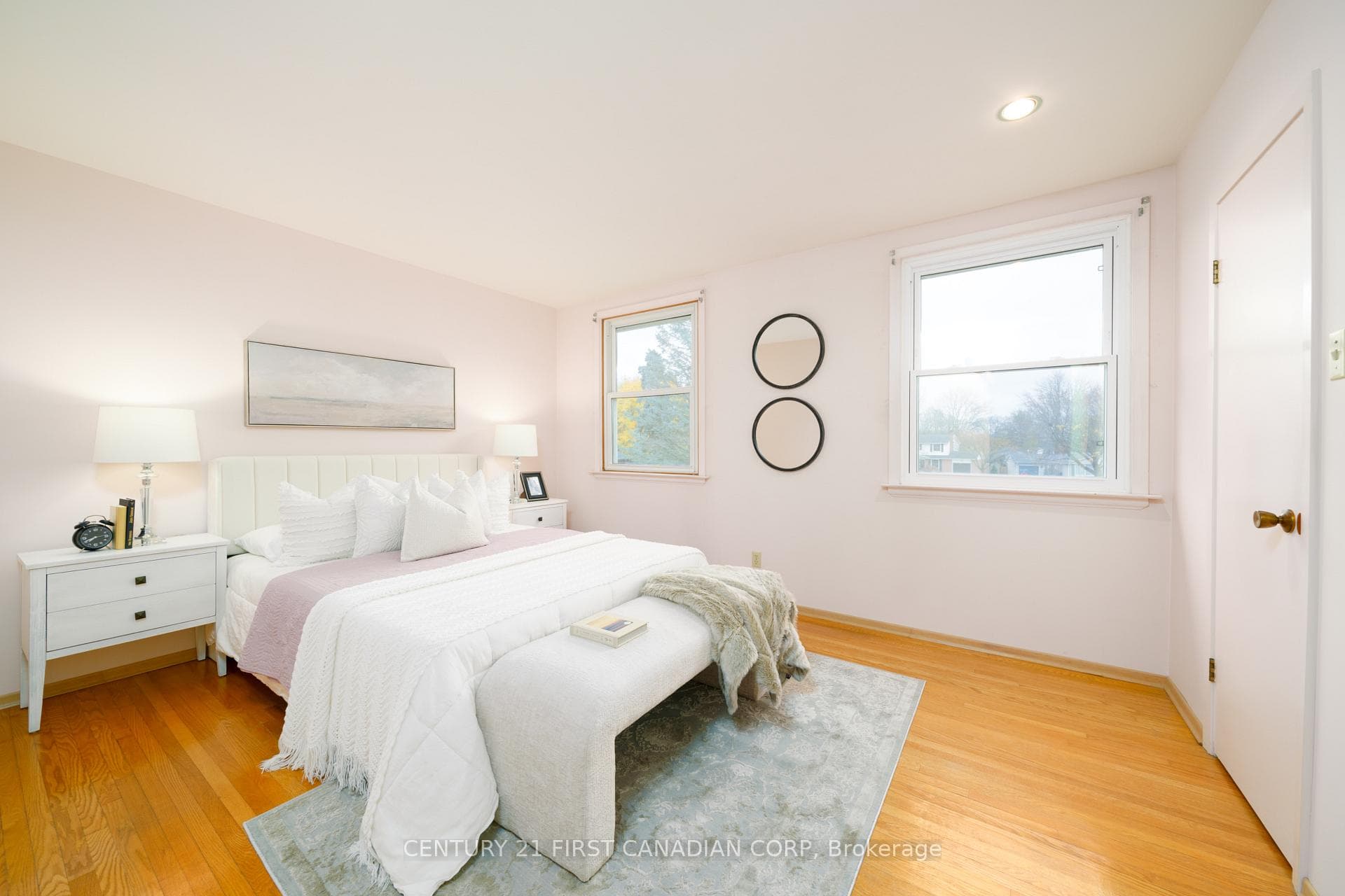 1085 Prince Philip Court photo 10