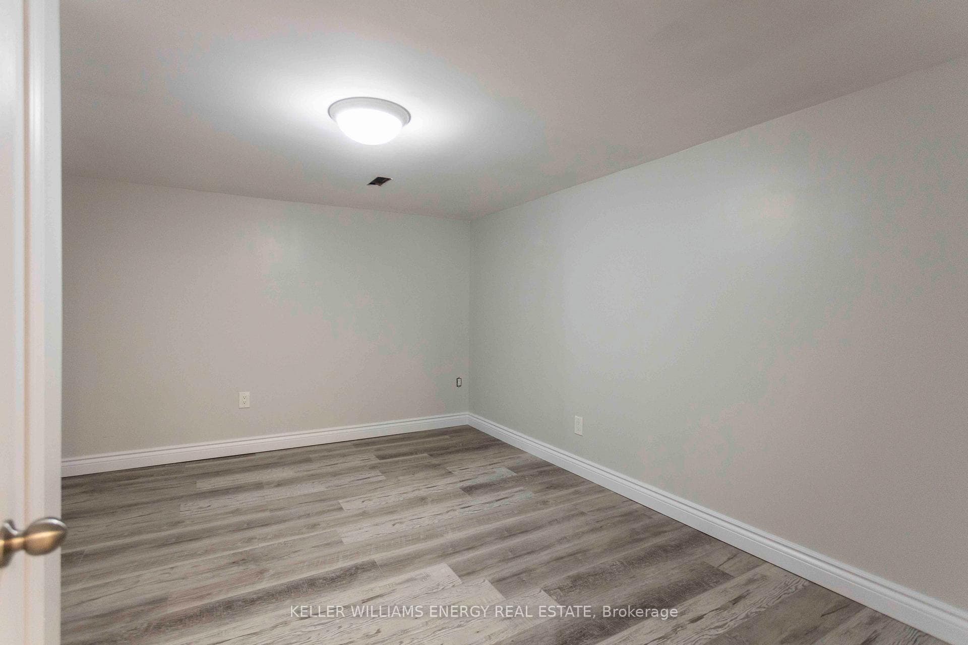 1039 Wardman Crescent photo 14