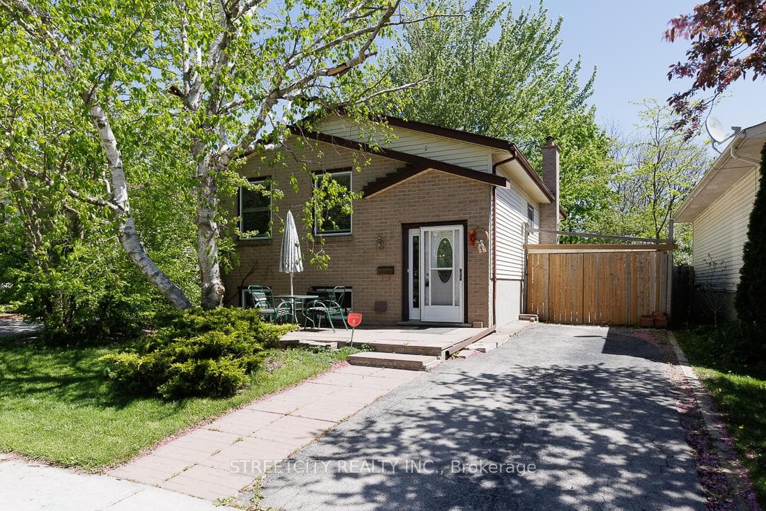 112 Ardsley Crescent photo 1