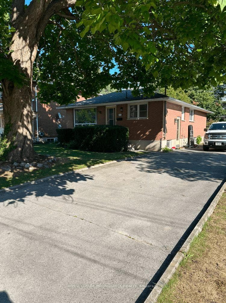 11 Bradley Crescent photo 2