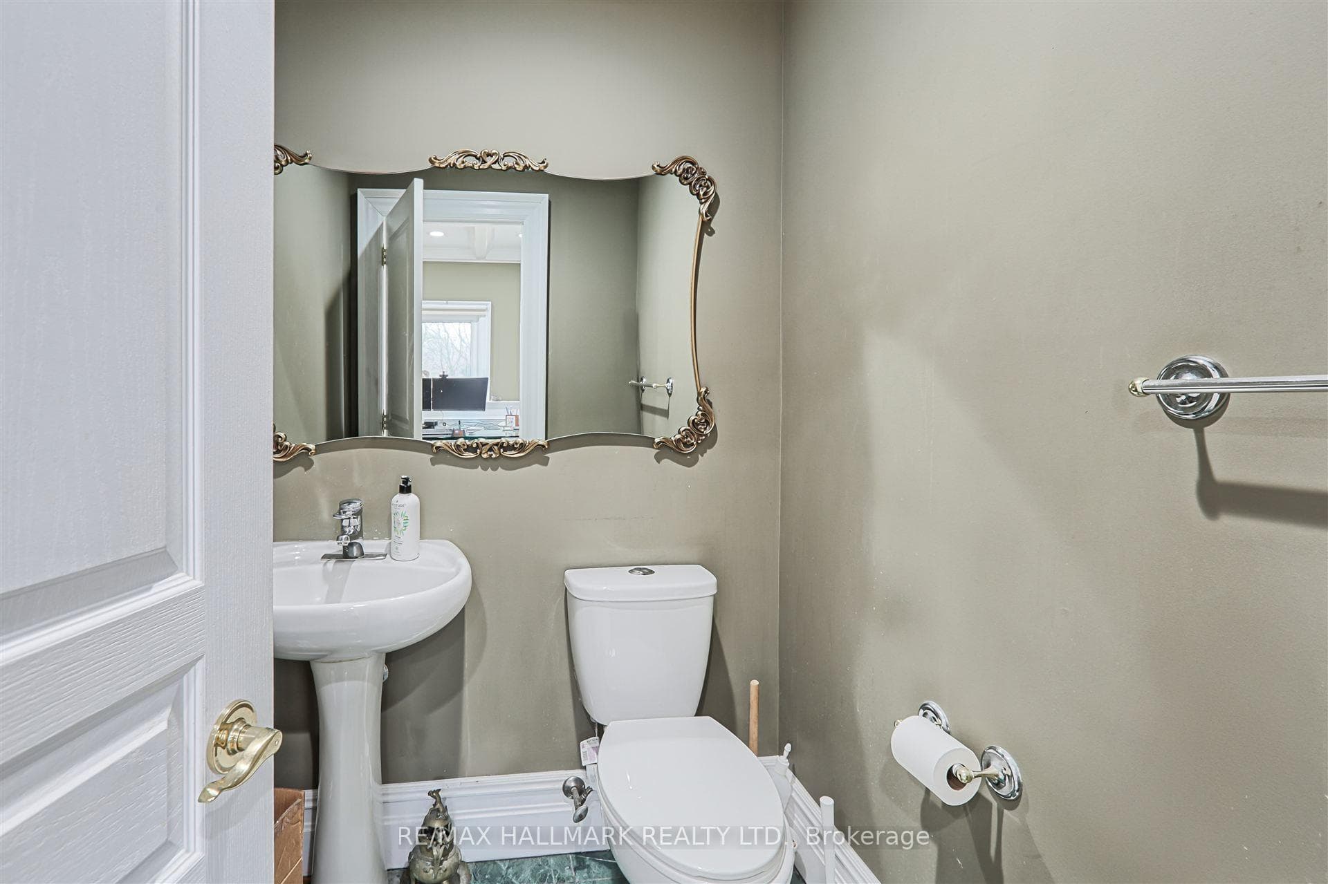 15037 Yonge Street photo 33