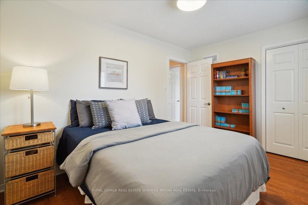 1404 Kathleen Crescent photo 20