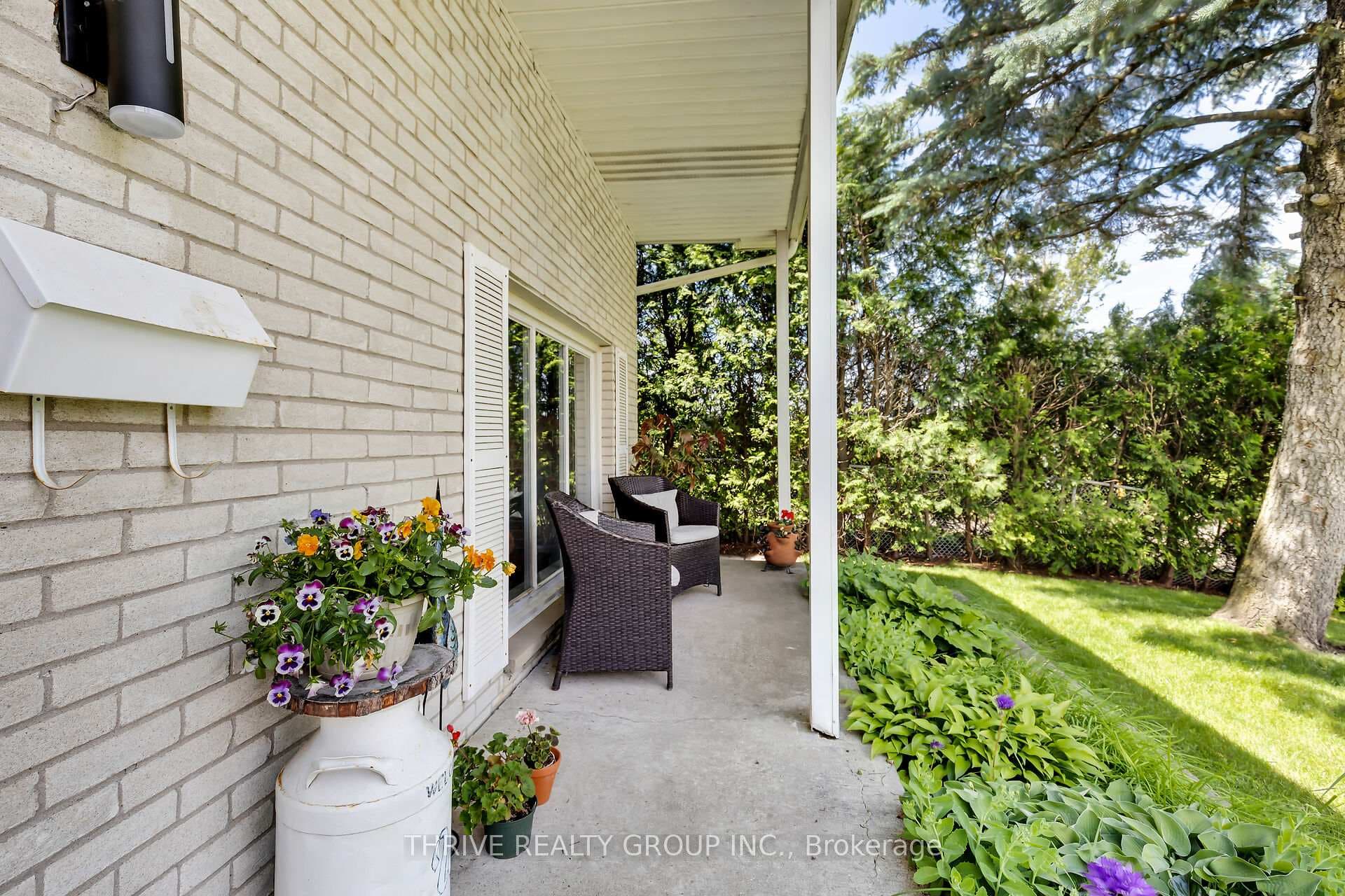 52 RENNY Crescent photo 5
